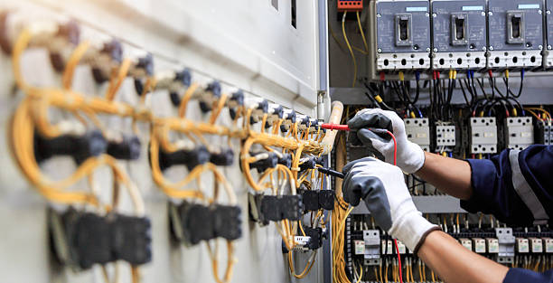 Professional Electrician technician working in Kent Estates, IA